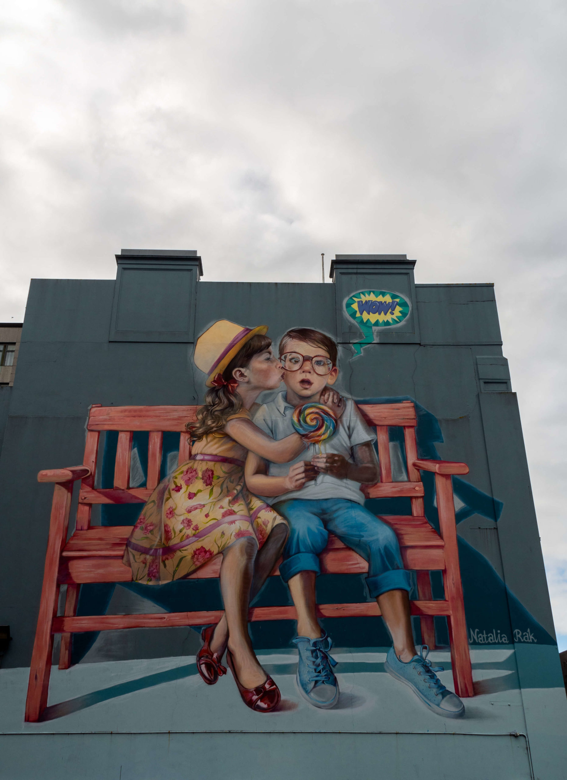 Enfants sur un banc street art trail Dunedin