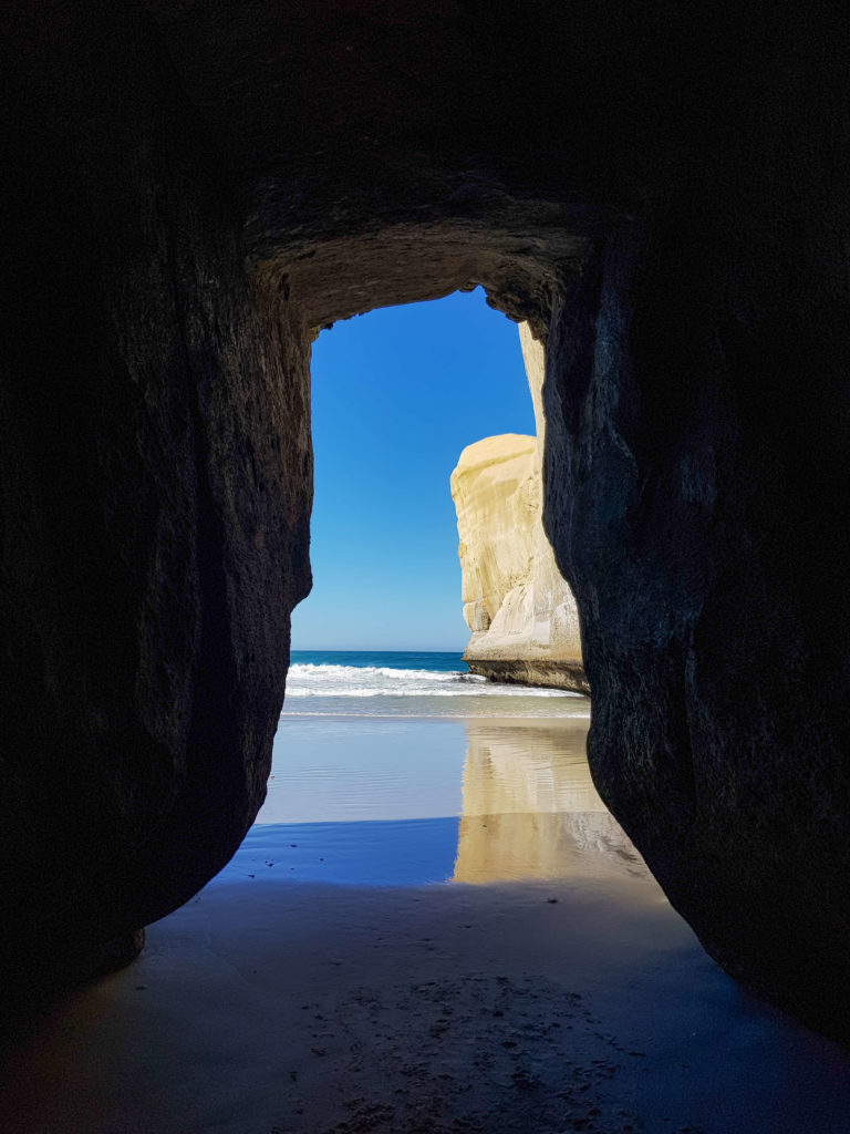 Dans une cave à Tunnel beach Nouvelle-Zélande