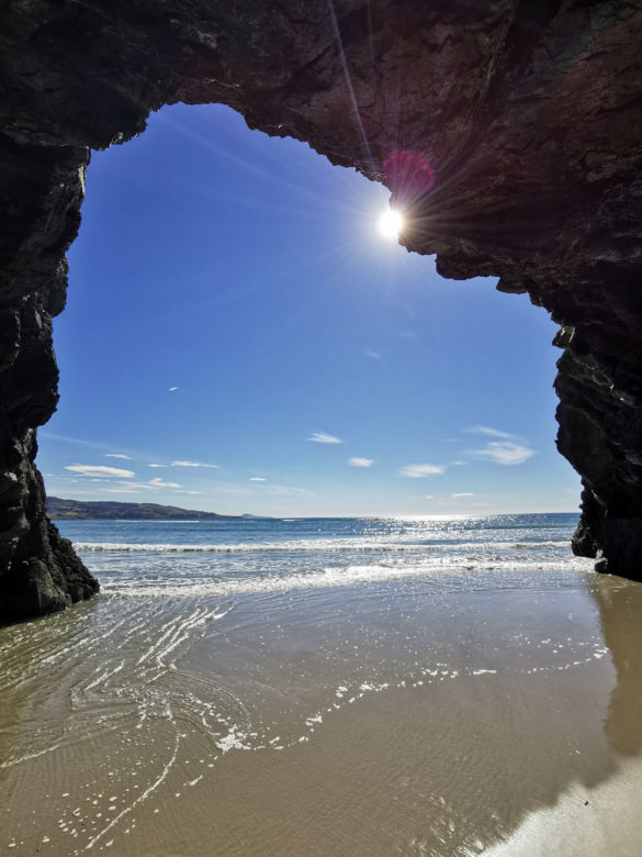 Soleil visible dans la cave naturelle Waitati Nouvelle-Zélande