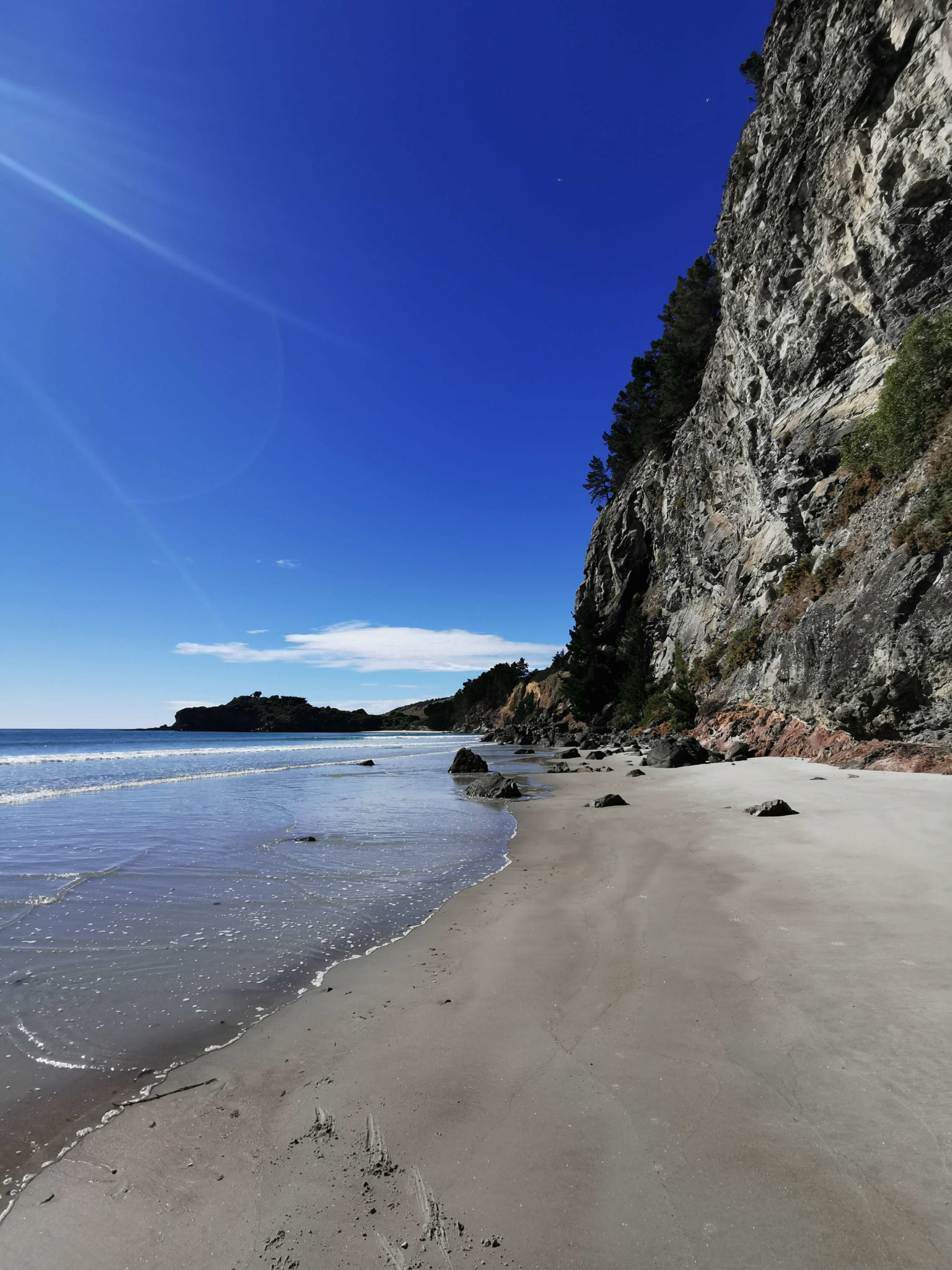 Sur la plage après la cave naturelle Waitati Nouvelle-Zélande