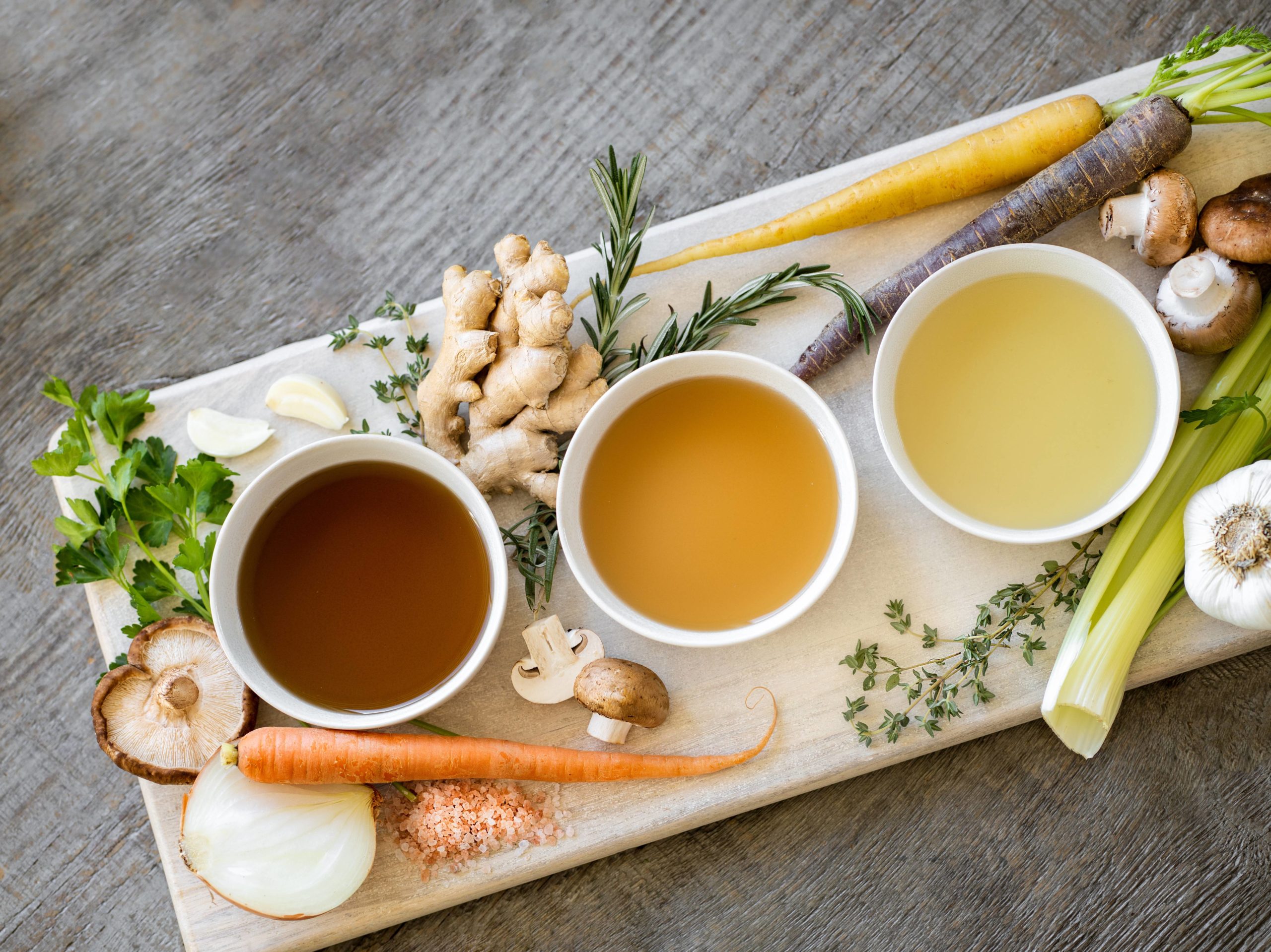 Soupes de légumes, carottes, céleris, champignons, romarin, sel, oignons, thym, persil et gingembre pour booster son système immunitaire